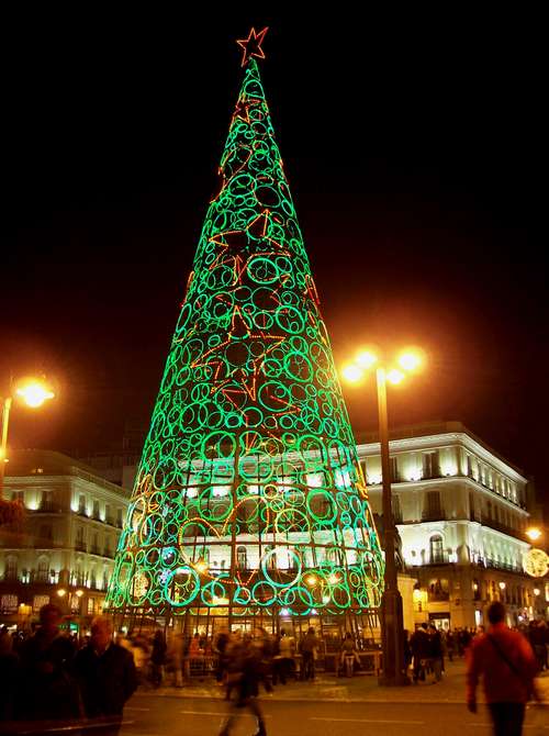 AÌrbol navidenÌo luminoso en Madrid 03